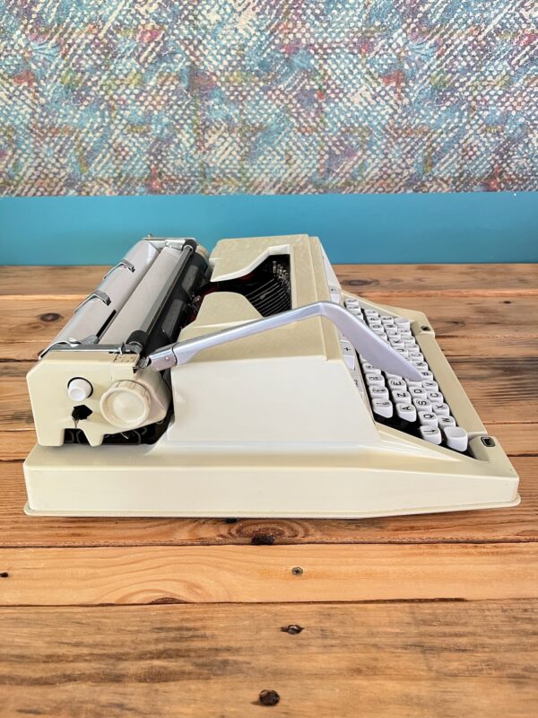 Machine à écrire Hermes 3000 blanche – Image 3