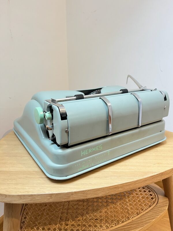 Machine à écrire Hermes 3000 vert d'eau – Image 4