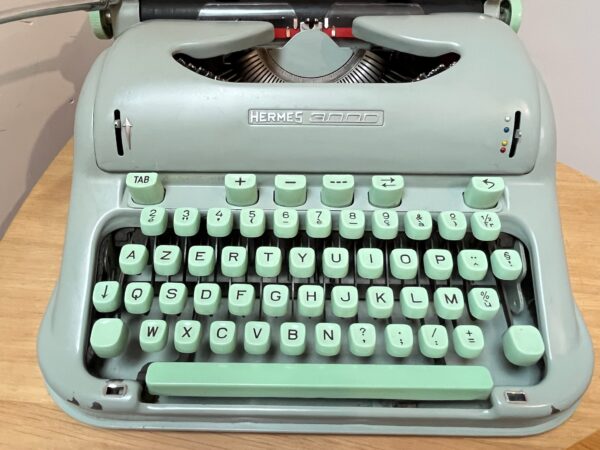 Machine à écrire Hermes 3000 vert d'eau – Image 7