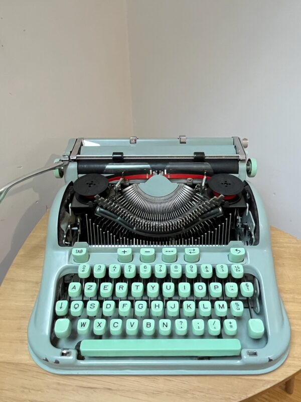 Machine à écrire Hermes 3000 vert d'eau – Image 8